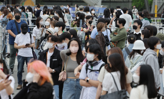 13일 오후 서울 송파구 올림픽공원 88잔디마당에서 열린 대규모 야외 대중음악축제 '뷰티풀 민트 라이프 2022'을 찾은 시민들이 입장하기 위해 줄을 서 있다.  연합뉴스